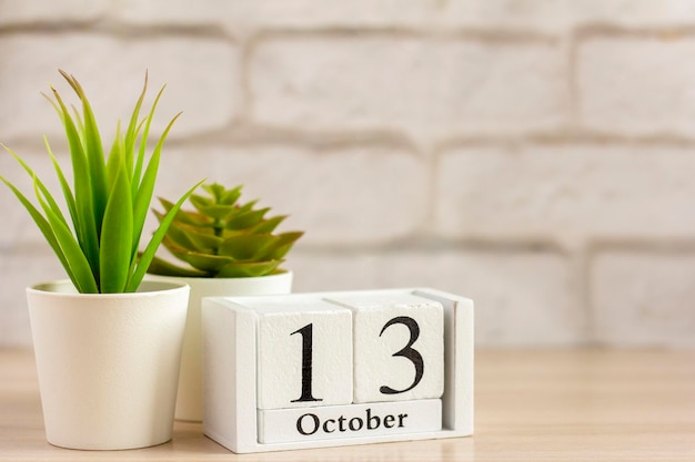 13 de octubre en un calendario de madera sobre una mesa o estanteUn día del mes de otoñoCalendario para octubre Otoño