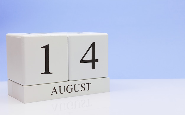 Foto 14 de agosto. día 14 del mes, calendario diario sobre mesa blanca.