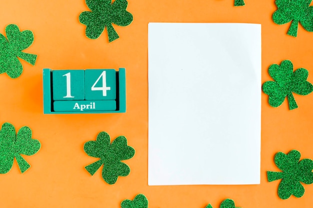 14 de abril Calendário de cubo azul com mês e data e modelo branco em branco em fundo amarelo brilhante