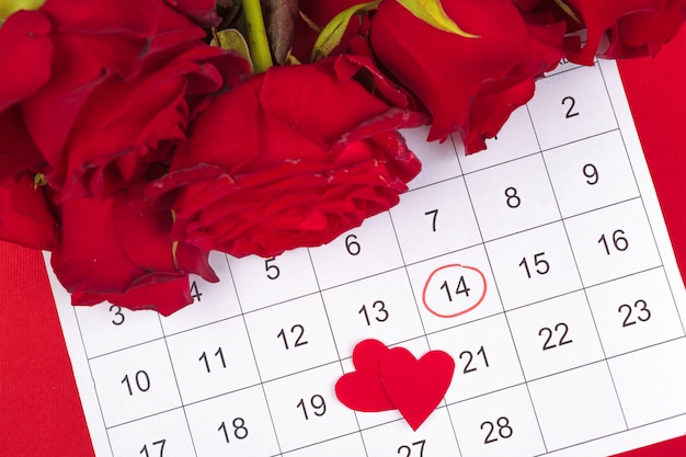 14 de fevereiro no calendário e decorações para o dia dos namorados.