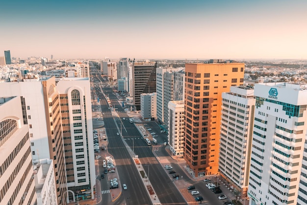 14 de enero de 2023 Abu Dhabi Emiratos Árabes Unidos Vista aérea de una amplia calle con tráfico de automóviles entre rascacielos con hoteles y bloques inmobiliarios residenciales