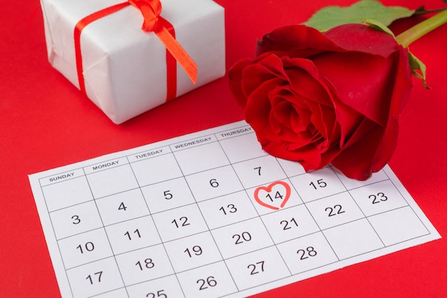 14 de febrero en calendario y decoraciones para el día de san valentín.