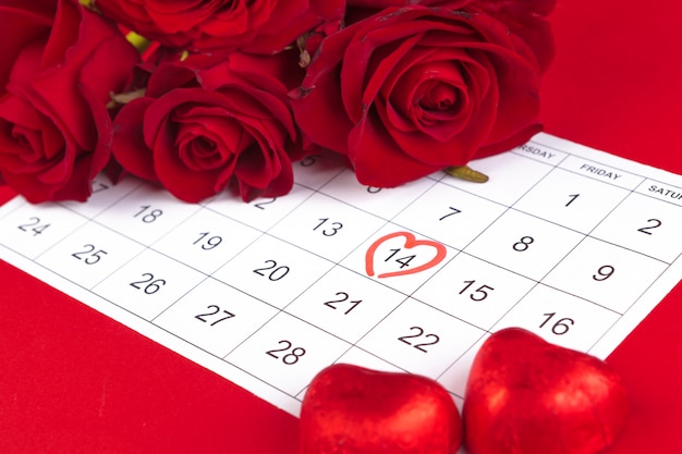 14 de febrero en calendario y decoraciones para el día de San Valentín.