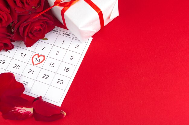 Foto 14 de febrero en calendario y decoraciones para el día de san valentín.