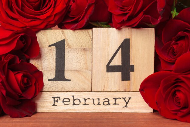 14 de febrero en calendario y decoraciones para el día de San Valentín.