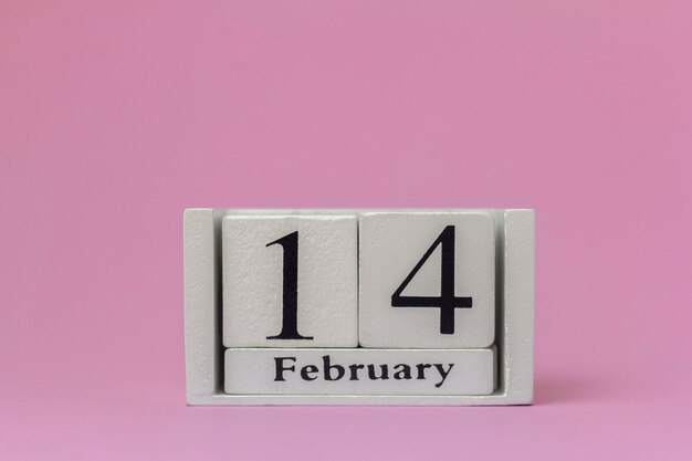 14 de febrero en el calendario de fondo rosa.