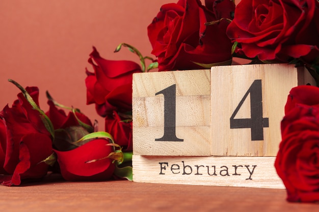 14. Februar auf Kalender und Dekorationen zum Valentinstag.