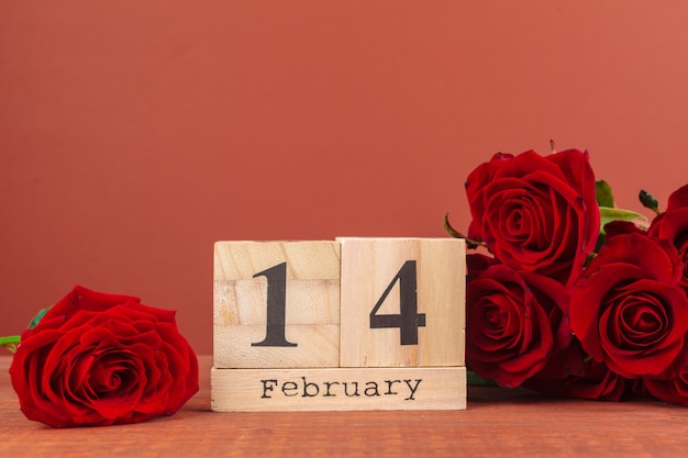 14. Februar auf Kalender und Dekorationen zum Valentinstag.