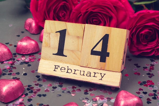 14. Februar auf Kalender und Dekorationen zum Valentinstag.