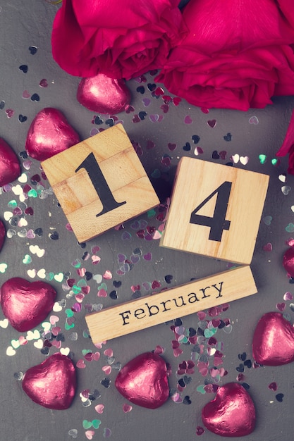 14. Februar auf Kalender und Dekorationen zum Valentinstag.