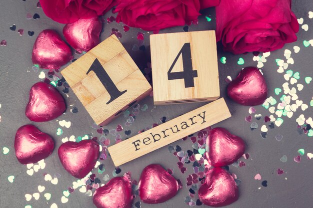 14. Februar auf Kalender und Dekorationen zum Valentinstag.