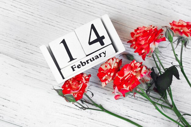 14. Februar Kalender mit Blumen auf weißem Hintergrund von Brettern