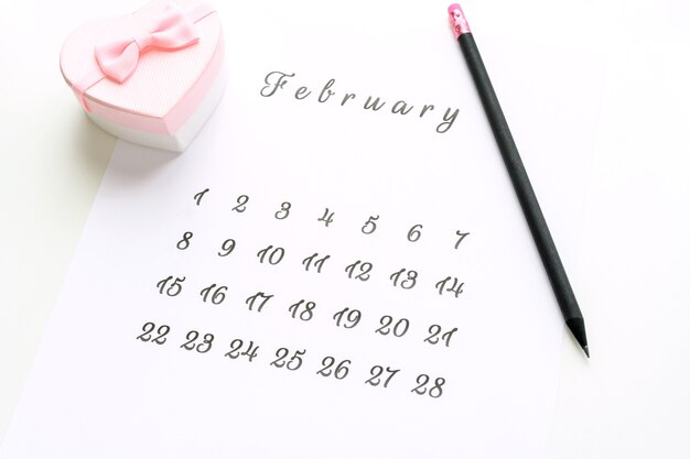 14. Februar Kalender mit rosa Geschenkbox Herz auf der Valentinstagskarte.