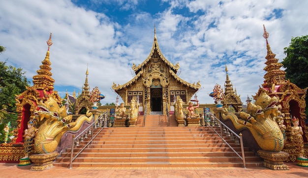 14 oct 2022 Chiang Rai TailandiaxAWat Saeng Kaew Phothiyan Hermoso templo con hermosas vistas