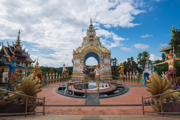 14 oct 2022 Chiang Rai TailandiaxAWat Saeng Kaew Phothiyan Hermoso templo con hermosas vistas