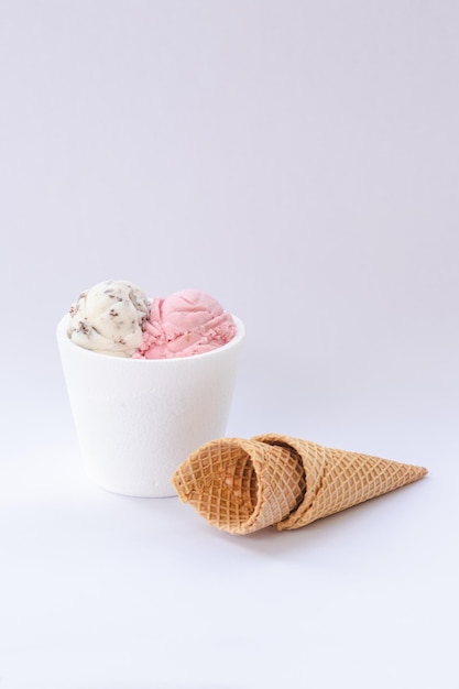 14 sorvete de morango e granita com cones em fundo branco