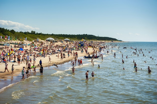 15 de agosto de 2017, Palanga, Lituania. Playa llena de gente en verano brillante día de verano