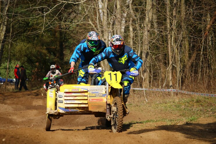 Foto el 15 de octubre de 2011, el piloto r. marcik con una moto suzuki rmz 450 compite en el evento de la copa de eslovaquia no. 2 en zlutava, república checa.