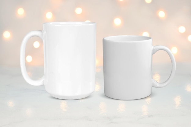 15 oz und 11 oz Kaffeebecher Mockup mit Lichtern