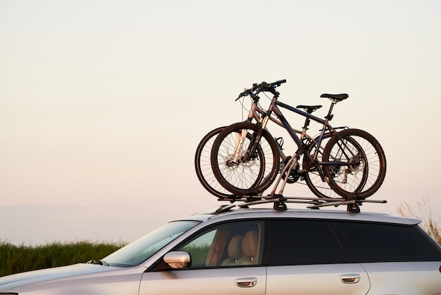 Foto 15082023 alemanha europa bicicletas no telhado do carro sob o céu aberto transporte e logística de grandes cargas e viagens de carro atividades de férias de verão
