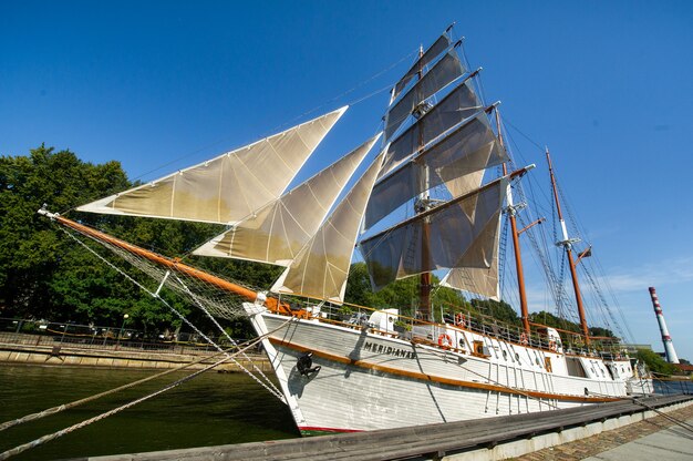 16 de agosto de 2017, Klaipeda, Lituania.Big barco Meridian en Klaipeda con velas en un día de verano en el río.