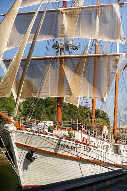 16 de agosto de 2017, Klaipeda, Lituania.Big barco Meridian en Klaipeda con velas en un día de verano en el río.