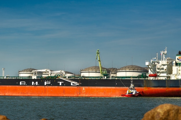 Foto 16. august 2017: klaipeda, lithuania.oil tanker im hafen von klaipeda