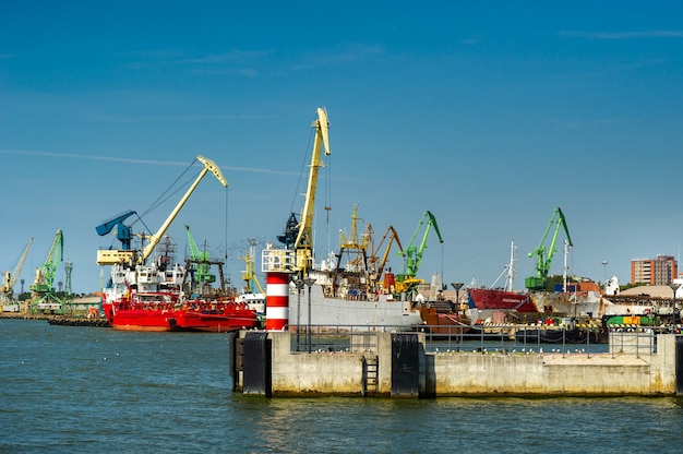 16 de agosto de 2017: Klaipeda, Lituânia. Barcos e guindastes no porto de Klaipeda.