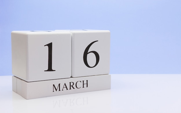 16 de marzo. Día 16 del mes, calendario diario sobre mesa blanca.