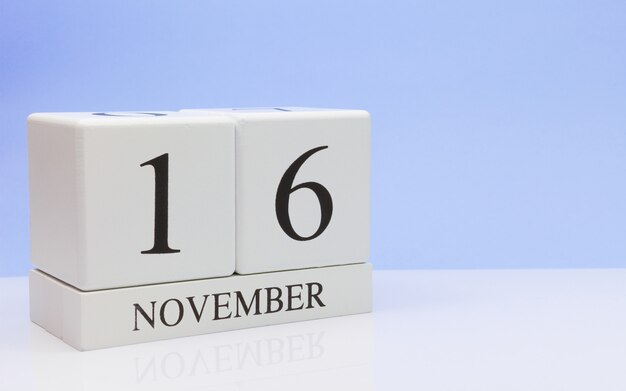 16 de noviembre. Día 16 del mes, calendario diario sobre mesa blanca con reflexión.