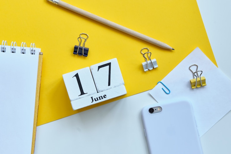 Foto 17 de julho do dia 17 de junho conceito de calendário do mês em blocos de madeira.