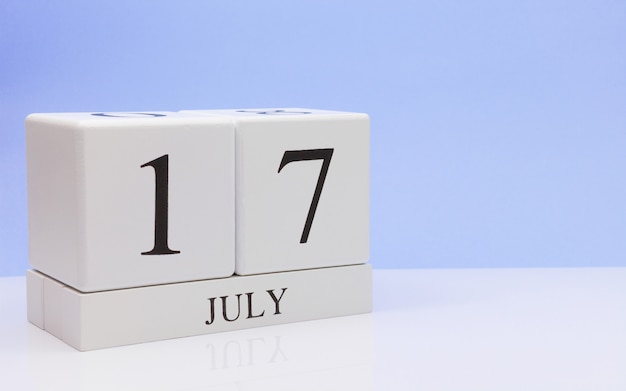 17. Juli Tag 17 des Monats, täglicher Kalender auf weißer Tabelle mit Reflexion, mit hellblauem Hintergrund.