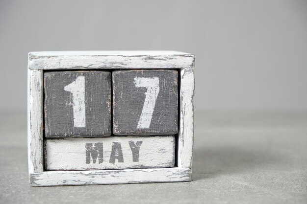 17. Mai Kalender aus Holzwürfeln grauer Hintergrund mit einem leeren Platz für Ihren Text