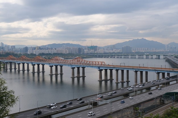 18 de outubro de 2018: vista da cidade no horizonte de seul da ponte de hannam pela manhã. coreia do sul.