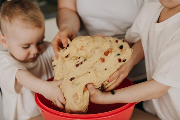 18112018 Vinnitsa Ukraine zwei kleine Brüder spielen zu Hause und rennen in der Küche herum, helfen der Mutter beim Kochen und spielen Heimspiele