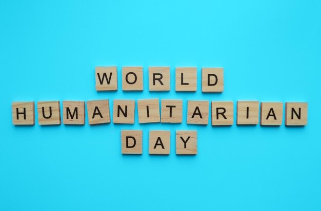 19 de agosto Banner minimalista del Día Mundial Humanitario con la inscripción en letras de madera