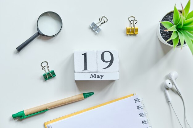 Foto 19 de maio do conceito de calendário do mês de maio em blocos de madeira.