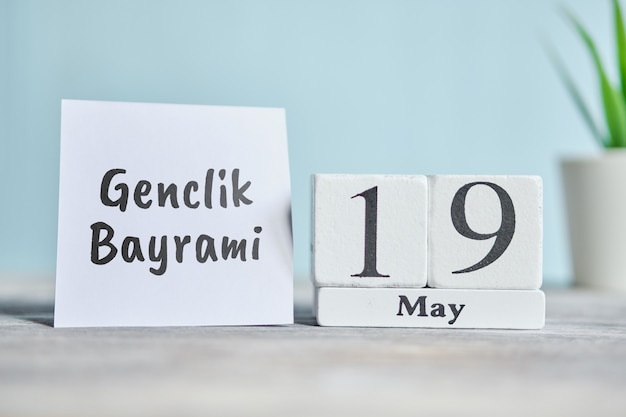 19 diecinueveavo día de Genclik Bayrami Mes de mayo Concepto de calendario en bloques de madera.