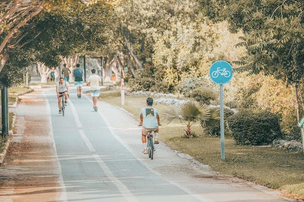 19. Mai 2022 Antalya Türkei Radfahrer fahren auf einem Radweg in einem Park mit bemaltem Gehweg und Verkehrsschildern. Umweltfreundliche Verkehrsinfrastruktur in der Stadt und Sicherheit