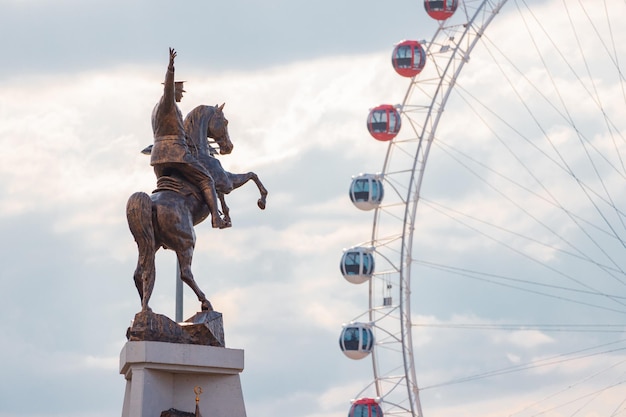 19 de mayo de 2022 Antalya Turquía Parque de atracciones de la noria del corazón de Antalya y estatua ecuestre de Mustafa Kemal Ataturk