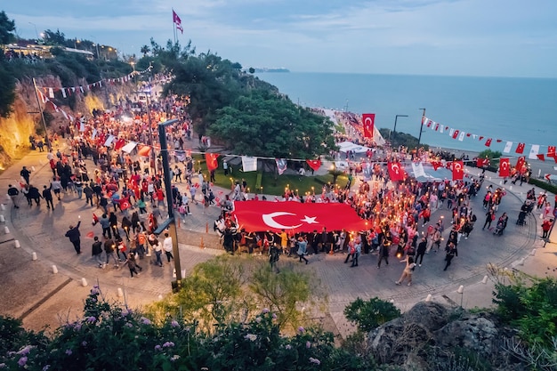 19 de mayo de 2023 Antalya Turquía procesión de personas con antorchas por la ciudad con banderas turcas durante la celebración del Día de la Juventud y el Deporte y Ataturk