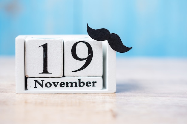 19. November Kalender und Schnurrbart auf Holztisch. Vater, Internationaler Männertag, Prostatakrebsbewusstsein