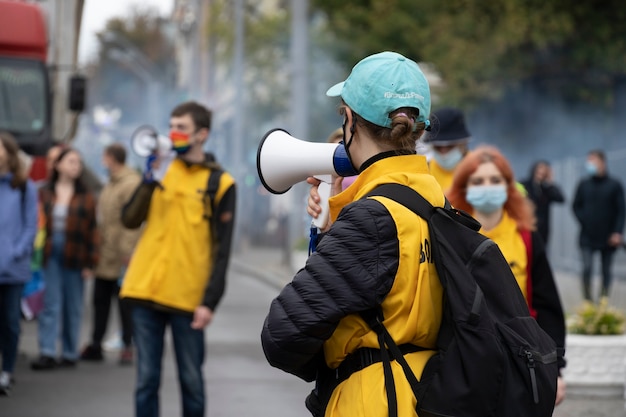 Foto 19 de septiembre de 2021, kiev, ucrania. gente en la marcha del orgullo con brillantes símbolos de arco iris.