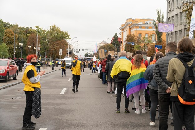 19 de septiembre de 2021, Kiev, Ucrania. Gente en la marcha del orgullo con brillantes símbolos de arco iris.