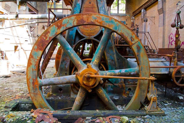 Foto 1902 volante em fábrica de armaduras abandonada relíquia industrial enferrujada