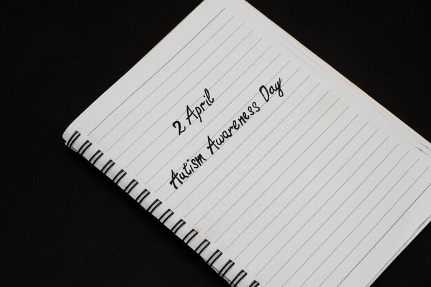 2. April, der Tag des Bewusstseins für Autismus, geschrieben auf einem Notizblock