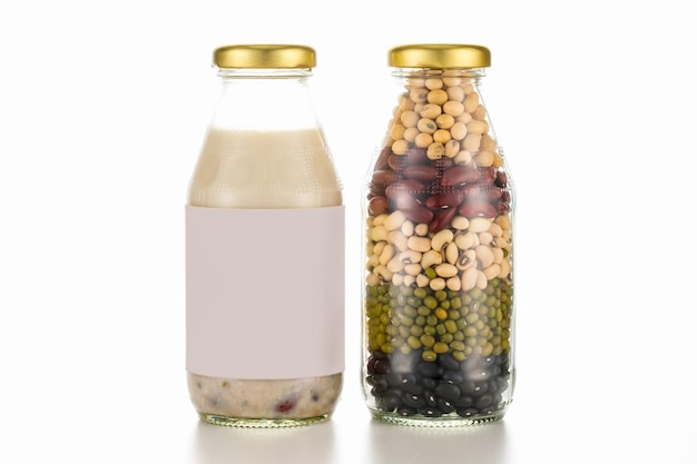 2 botellas de vidrio de bebida orgánica nutritiva como extracto de producto lácteo fresco de varios frijoles naturales, semillas de leguminosas, granos y un paquete transparente para preservar los ingredientes secos de la comida vegana