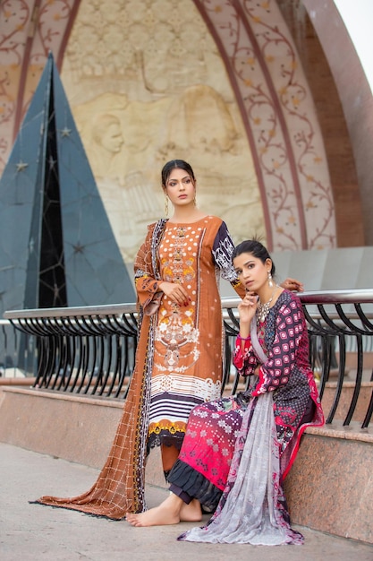 2 chicas modelo calientes posando juntas en el monumento de Pakistán para sesión de fotos de moda