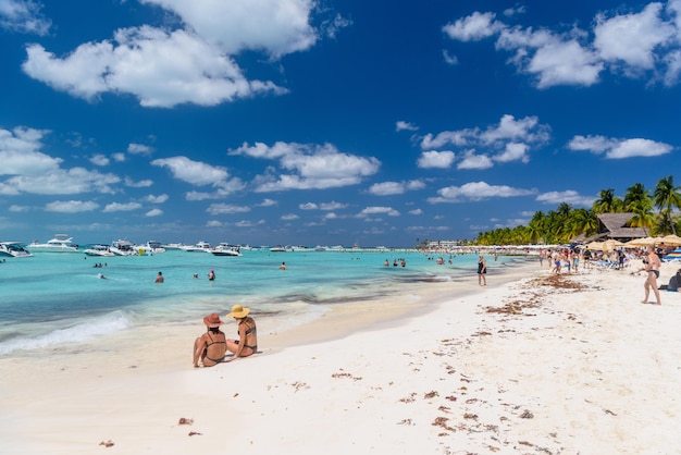 2 chicas sexy damas están sentadas en bikini brasileño en una playa de arena blanca mar caribe turquesa isla mujeres isla mar caribe cancún yucatán méxico