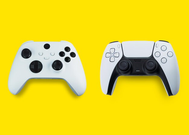 2 controladores de última geração de diferentes modelos em fundo amarelo.